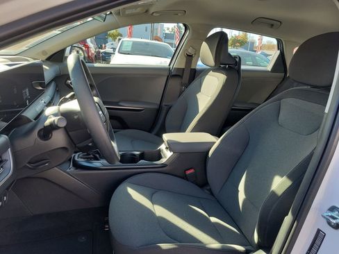 Used 2025 Kia K4 LXS image 17