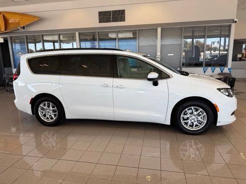 Used 2021 Chrysler Voyager Lxi FWD image 2