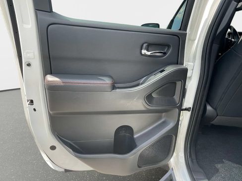 Used 2025 Nissan Frontier 4x4 Crew Cab image 14