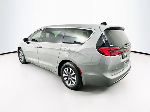 Used 2025 Chrysler Pacifica Select image 5