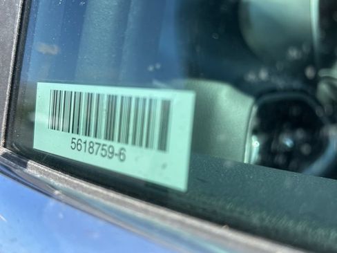 Used 2025 Chrysler Pacifica Select FWD image 2