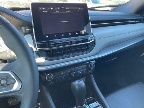 Used 2025 Jeep Compass Limited image 17