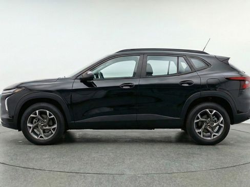 Used 2025 Chevrolet Trax LT image 4