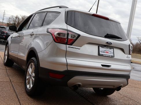 Used 2018 Ford Escape SE image 4