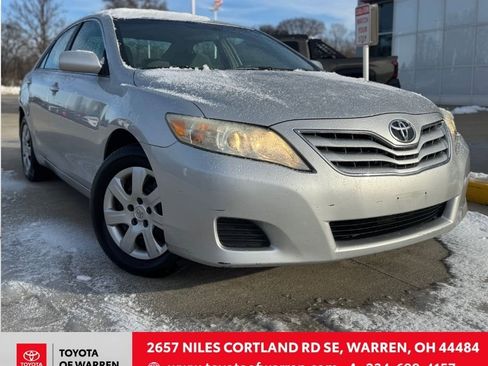 Used 2011 Toyota Camry LE image 1