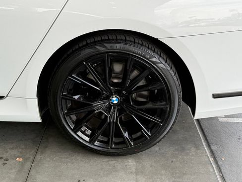 Used 2022 BMW 740i w/ M Sport Package RWD image 17