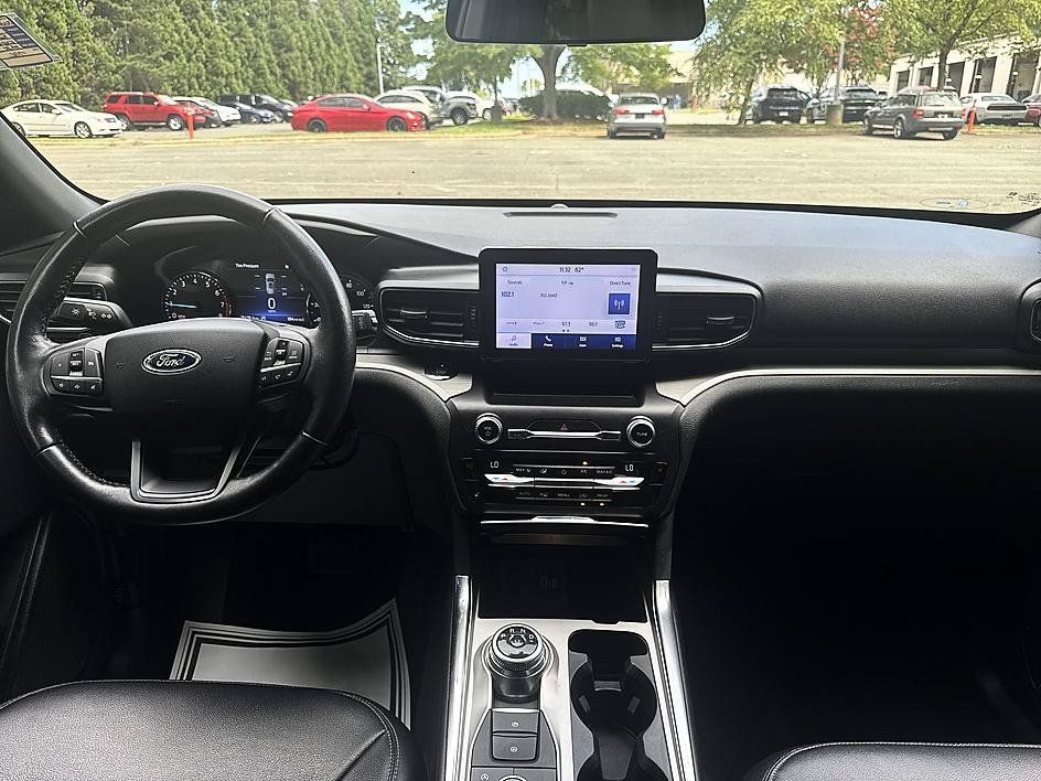 Used 2020 Ford Explorer XLT w/ Equipment Group 202A AWD/4WD image 17