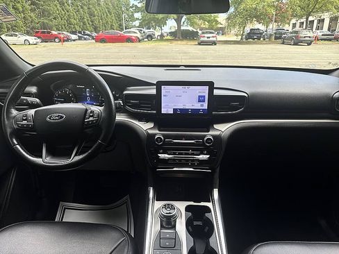 Used 2020 Ford Explorer XLT w/ Equipment Group 202A AWD/4WD image 17