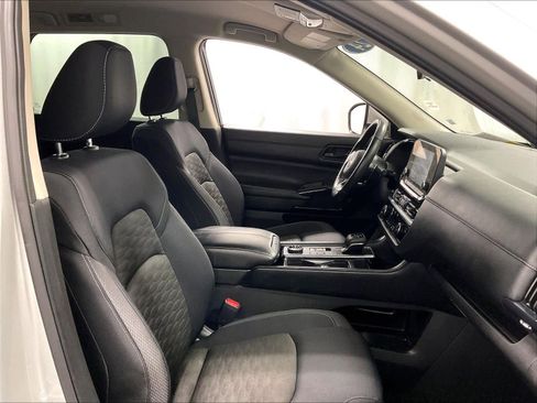 Certified 2024 Nissan Pathfinder SV image 11