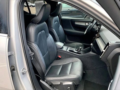 Used 2024 Volvo XC40 B5 Core image 7