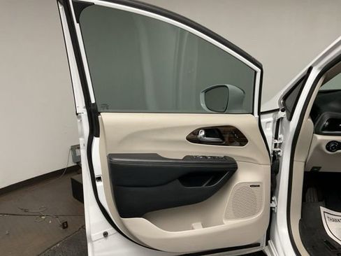 Used 2022 Chrysler Pacifica Limited image 9