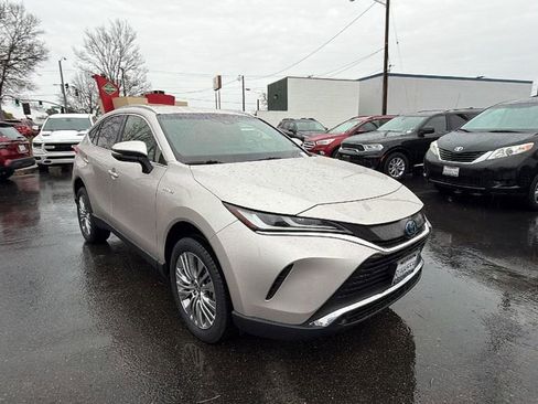 Used 2021 Toyota Venza XLE w/ Carpet Mat Package (TMS) image 2