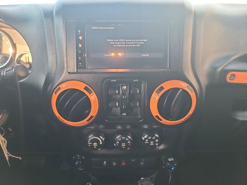 Used 2013 Jeep Wrangler Unlimited Rubicon w/ Connectivity Group AWD/4WD image 13