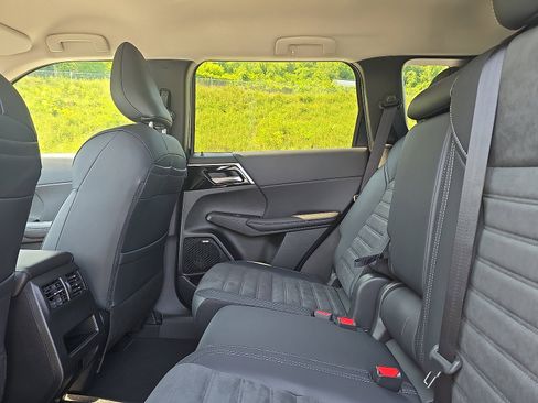 New 2025 Mitsubishi Outlander SE image 25