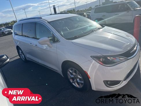 Used 2018 Chrysler Pacifica Touring-L Plus w/ Tire & Wheel Group FWD image 11