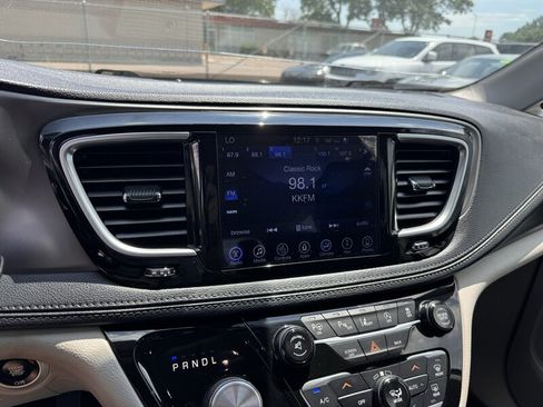 Used 2017 Chrysler Pacifica Limited FWD image 22