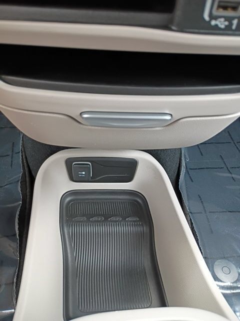 Used 2024 Chrysler Pacifica Limited FWD image 24