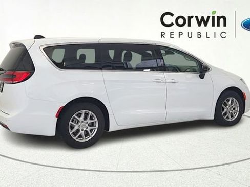Used 2024 Chrysler Pacifica Touring-L FWD image 8