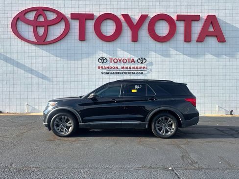 Used 2021 Ford Explorer XLT w/ Equipment Group 202A AWD/4WD image 4