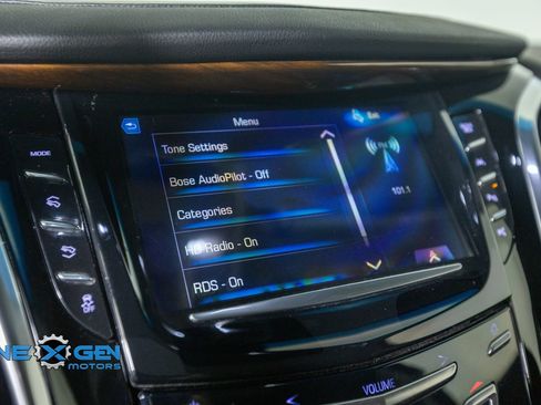 Used 2017 Cadillac Escalade Luxury AWD/4WD image 18