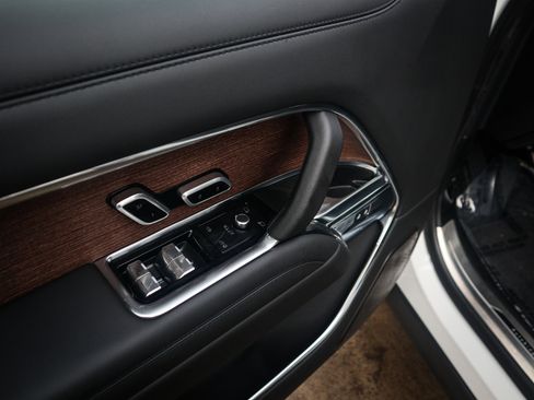 Used 2025 Land Rover Range Rover Autobiography image 15