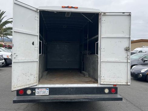 Used 2017 Chevrolet Express 3500 image 5