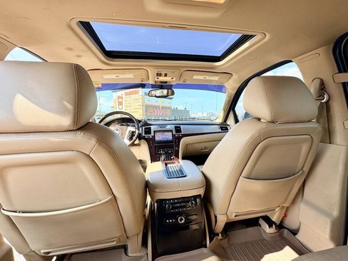 Used 2014 Cadillac Escalade Luxury AWD/4WD image 21