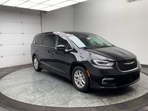 Used 2024 Chrysler Pacifica Touring-L image 33