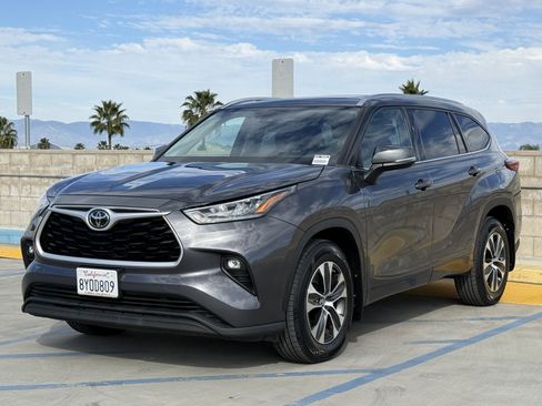 Used 2020 Toyota Highlander XLE image 7