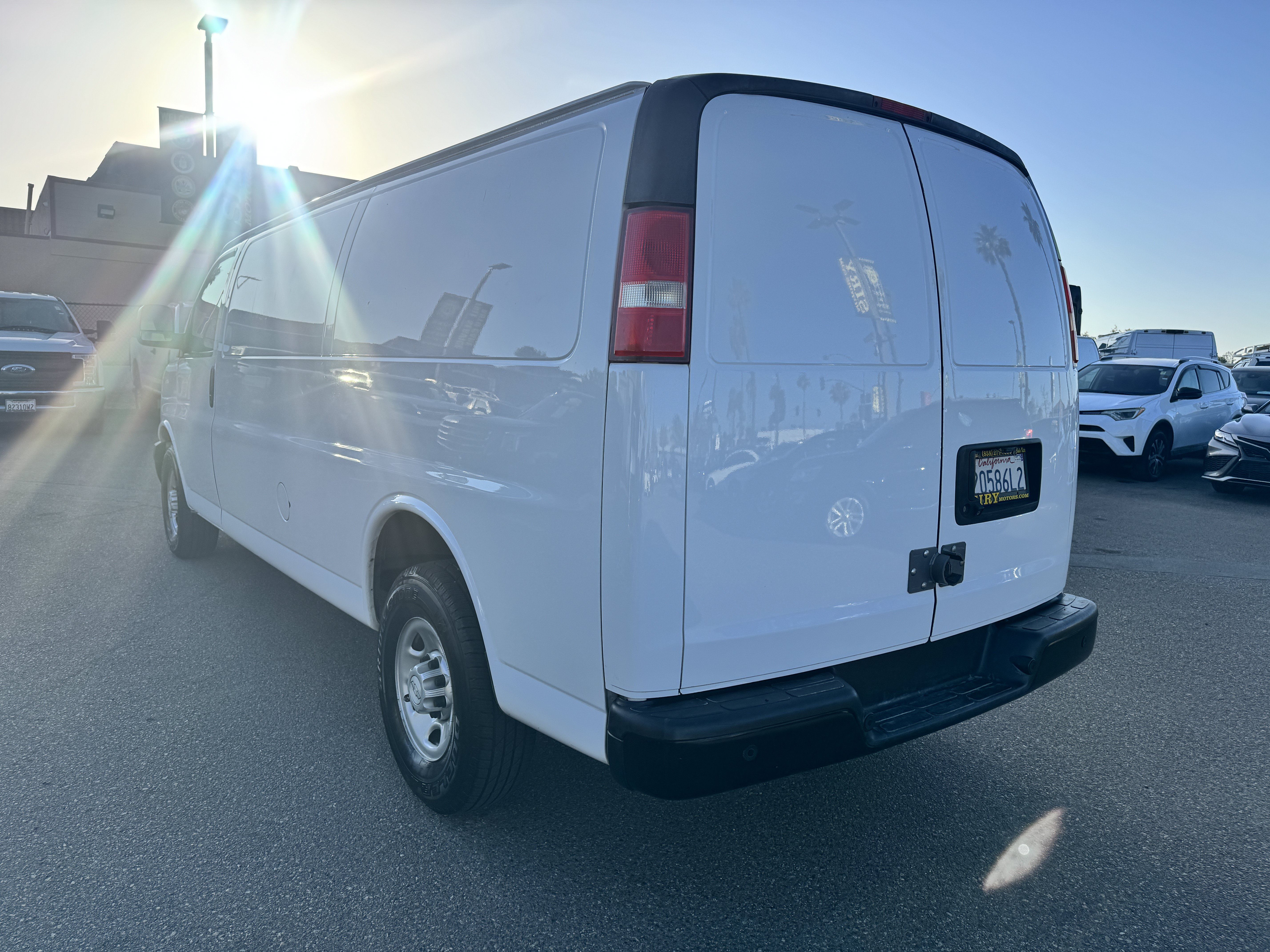 Used 2018 Chevrolet Express 3500 Extended w/ Driver Convenience Package RWD image 5