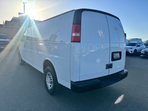 Used 2018 Chevrolet Express 3500 Extended w/ Driver Convenience Package RWD image 5