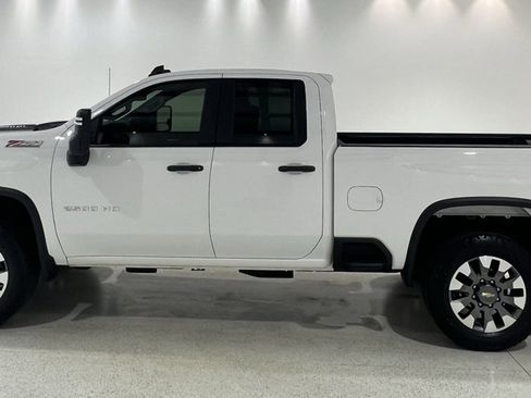 Used 2024 Chevrolet Silverado 2500 Custom w/ Custom Value Package image 2
