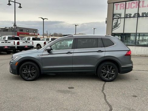 Used 2024 Volkswagen Tiguan SE FWD image 3