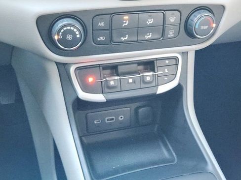 Used 2024 GMC Terrain SLE image 21