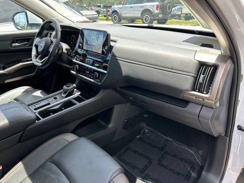 Used 2025 Nissan Pathfinder Platinum FWD image 43
