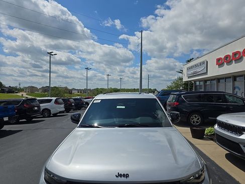 New 2025 Jeep Grand Cherokee Altitude image 4