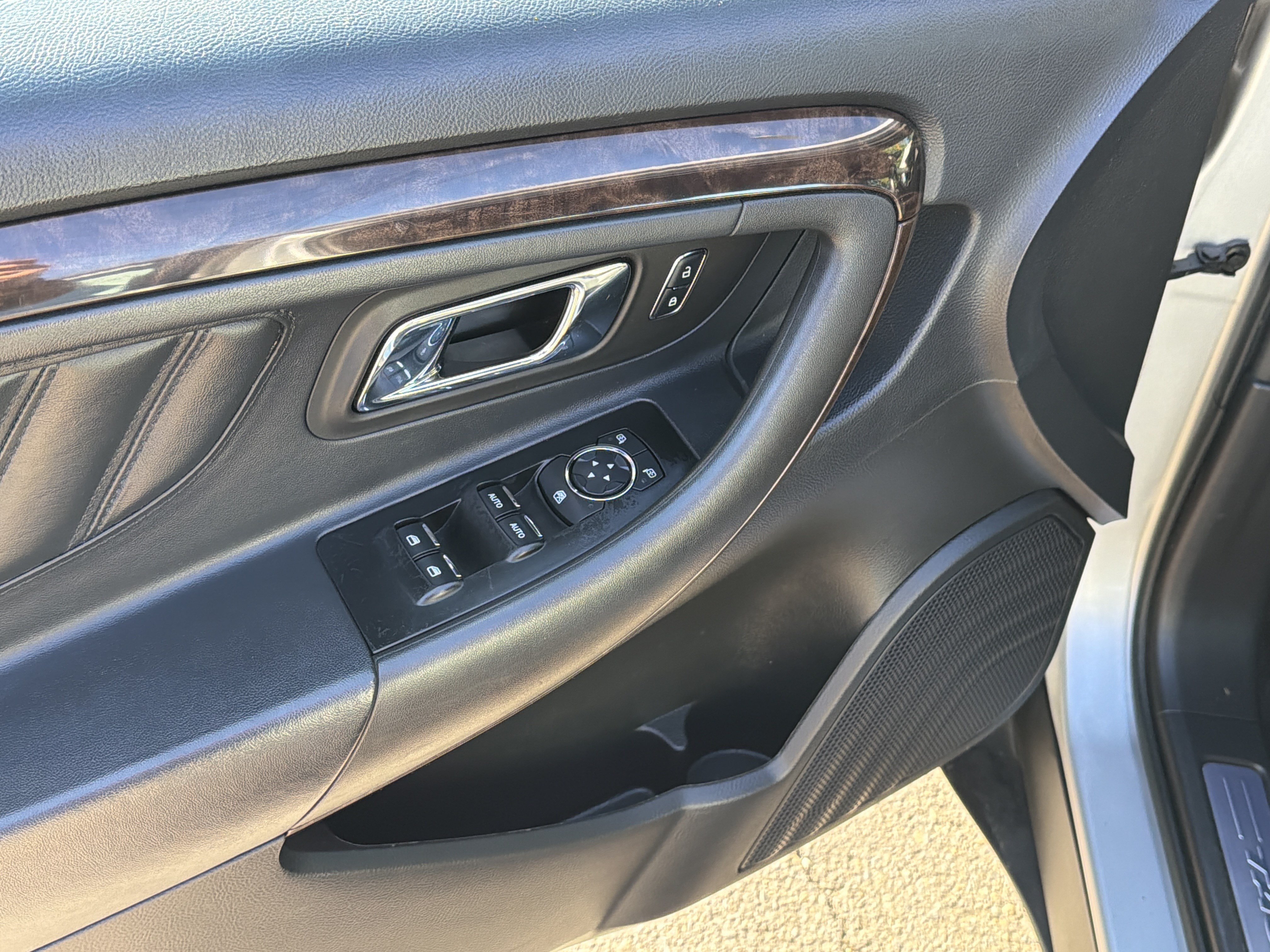 Used 2015 Ford Taurus Limited w/ Equipment Group 301A FWD image 12