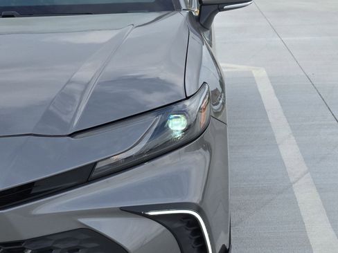 Used 2025 Toyota Camry SE w/ Convenience Package image 11