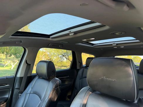 Used 2021 Buick Enclave Avenir w/ Avenir Technology Package FWD image 17