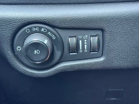Certified 2024 Chrysler Pacifica Limited FWD image 23