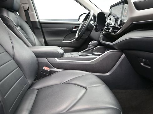 Used 2023 Toyota Highlander XLE image 28