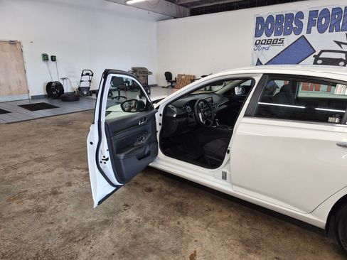Used 2025 Nissan Altima 2.5 SV FWD image 9