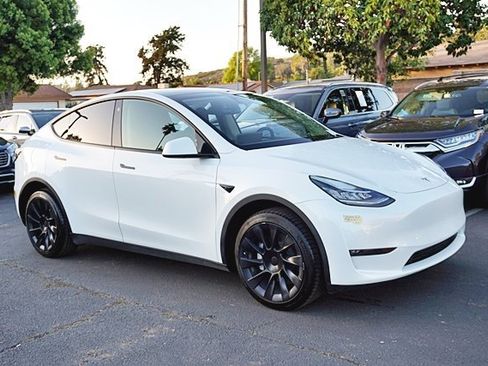 Used 2022 Tesla Model Y Long Range image 7