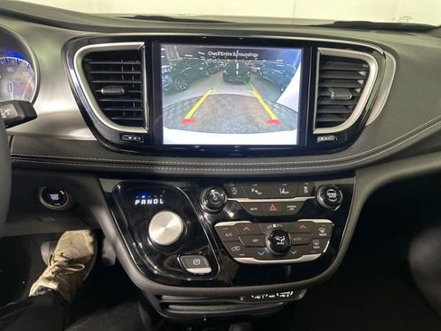 Used 2023 Chrysler Pacifica Touring-L w/ S Appearance Package image 22