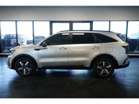 Used 2022 Kia Sorento EX w/ Panoramic Sunroof Package FWD image 4