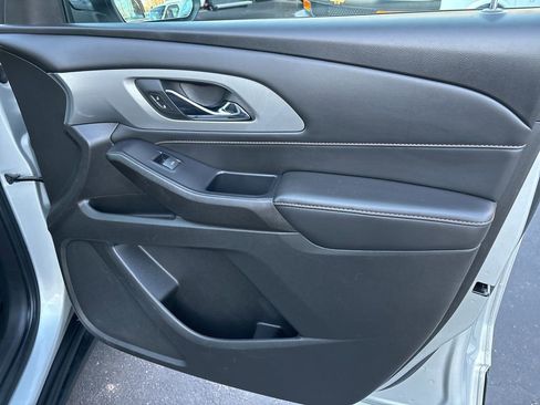 Used 2021 Chevrolet Traverse LT image 23