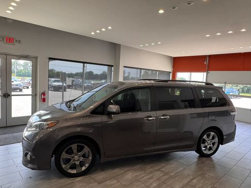 Used 2014 Toyota Sienna SE FWD image 5