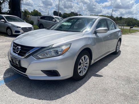 Used 2017 Nissan Altima 2.5 S w/ Power Driver Seat Package FWD image 3