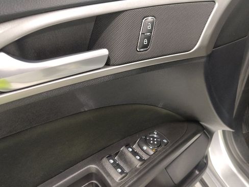 Used 2020 Ford Fusion SE image 27