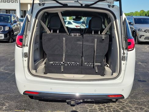 Used 2023 Chrysler Pacifica Touring-L FWD image 8